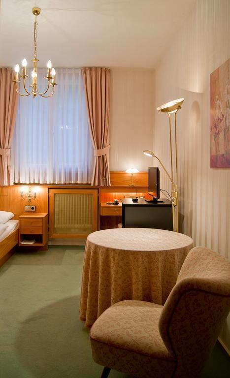 Zum Kranz Garni Hotel บัด ริพโพลด์สเอา ห้อง รูปภาพ